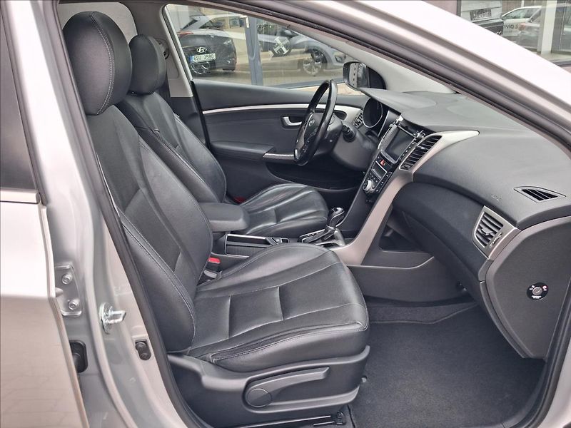 Hyundai i30 1,6 GDI AT Weekend PANORAMA - fotka 15 z 19