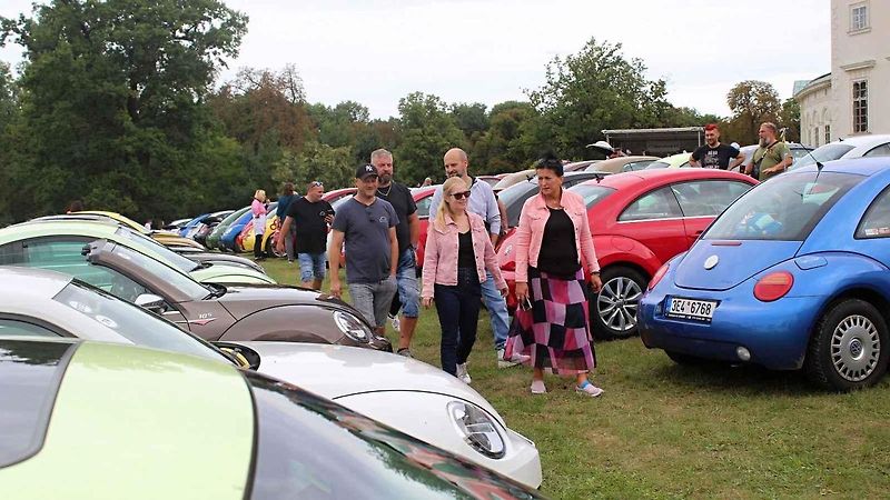 Z 33. Mezinárodního srazu Beetle a New Beetle na téma Naruby u zámku Kačina ve Svatém Mikuláši.