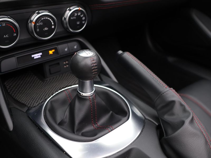 Mazda MX-5 2,0 Skyactiv-G160 118kW Revolu - fotka 26 z 35