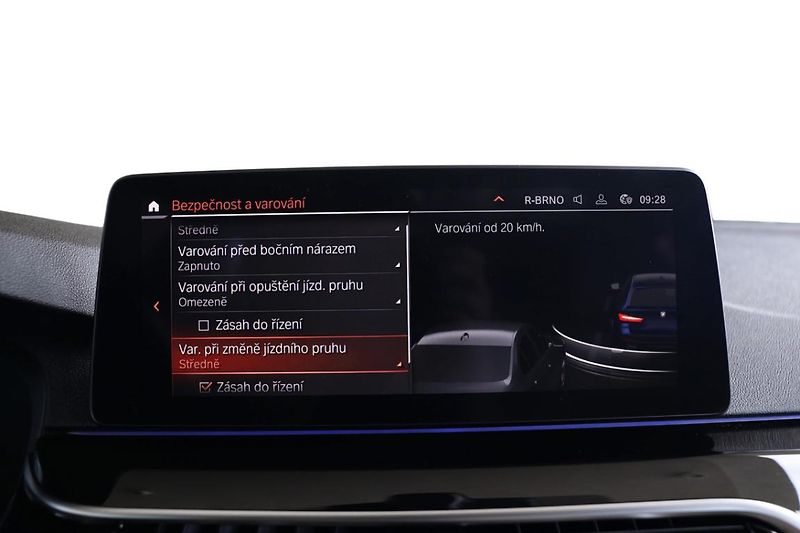 BMW Řada 5 530d xDrive Touring - fotka 20 z 33