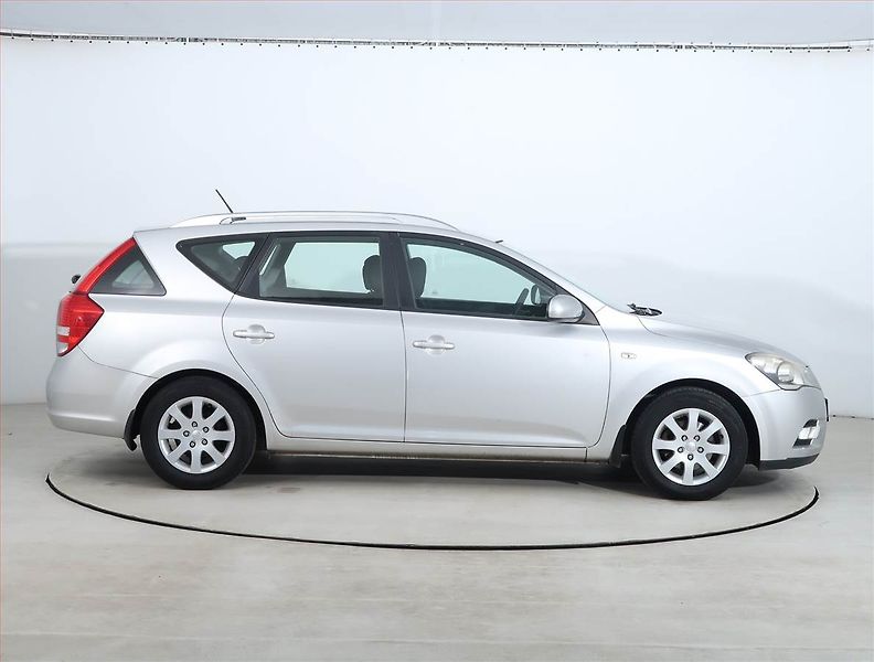 Kia Ceed (2011) 1.4 CVVT, po STK, levný provoz - fotka 6 z 17