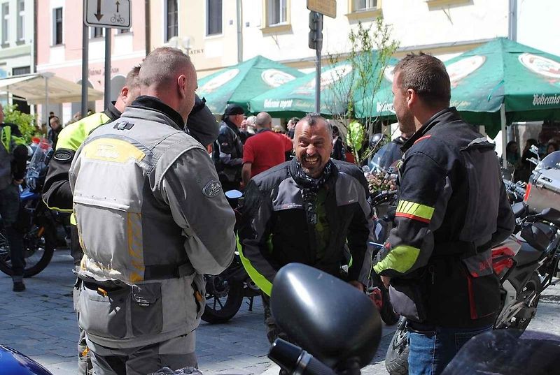 Třeboňské Masarykovo náměstí bylo motorkami doslova našlapané. Stovkám strojů požehnal tamní kaplan Jiří Kalaš.