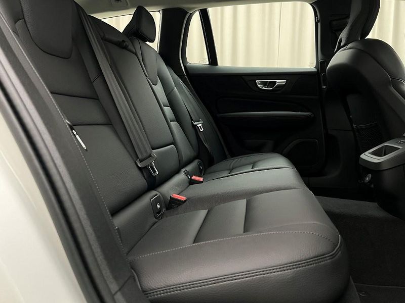 Volvo V60 (2026) B4 PLUS DARK AUT - fotka 26 z 44