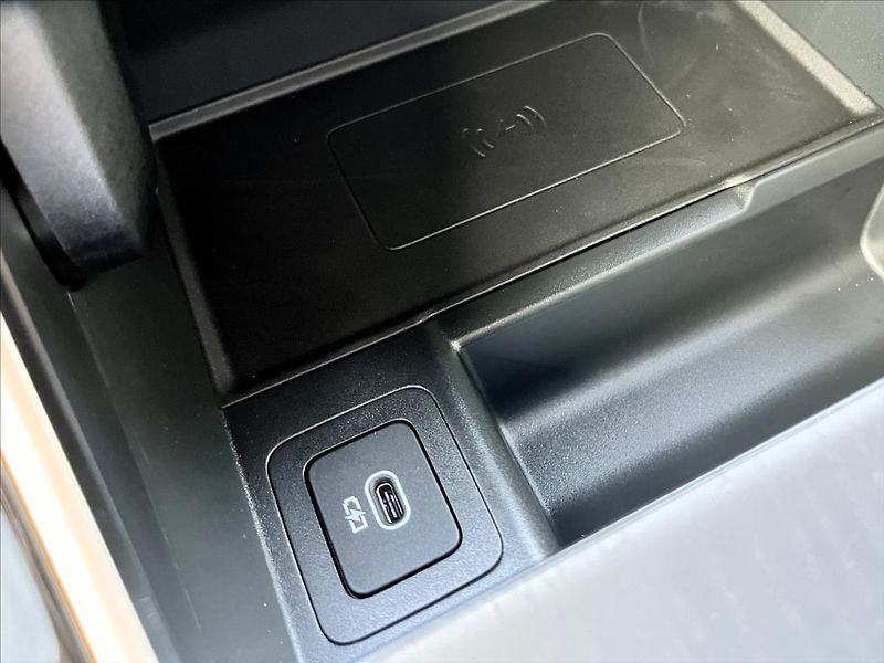 Land Rover Range Rover Velar 2,0 D200 DYNAMIC SE AWD - fotka 24 z 29