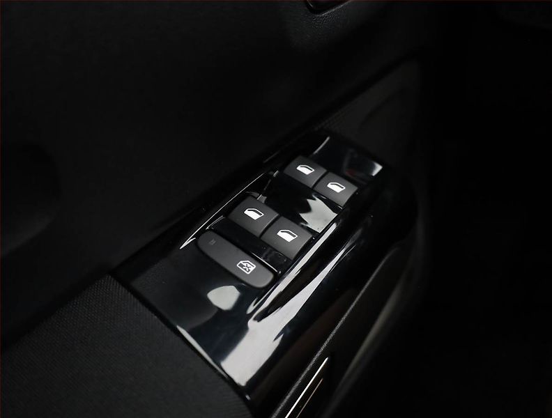 Citroën C3 (2018) 1.2 PureTech, Automat, Navi - fotka 15 z 19