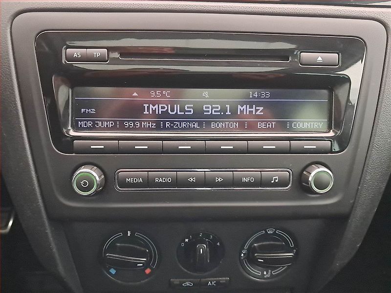 Škoda Rapid (2015) Spaceback 1.2 TSI, ČR,1.maj - fotka 12 z 16