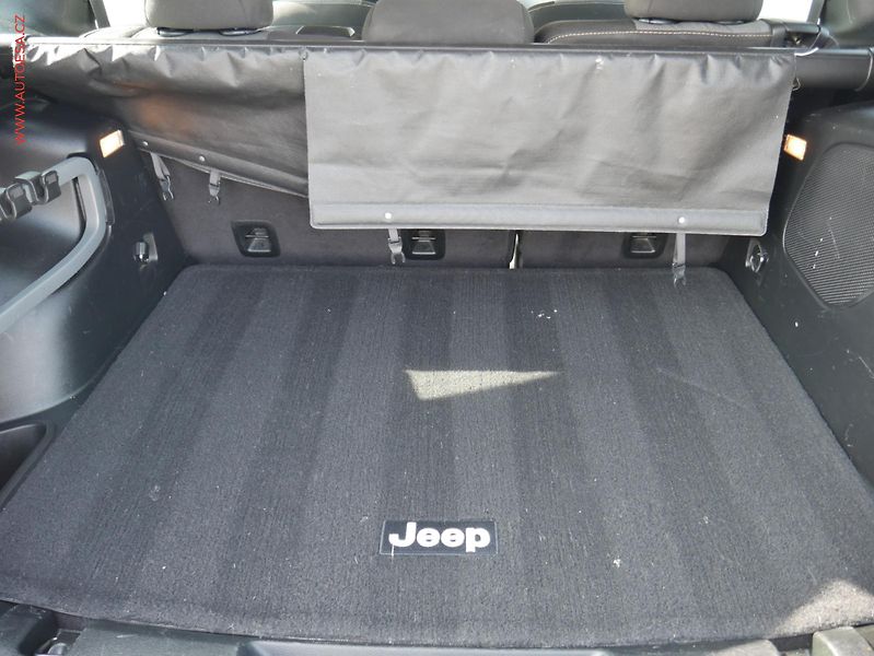Jeep Cherokee (2014) 2.0 CRD 4x4, ČR, Longitude - fotka 7 z 25