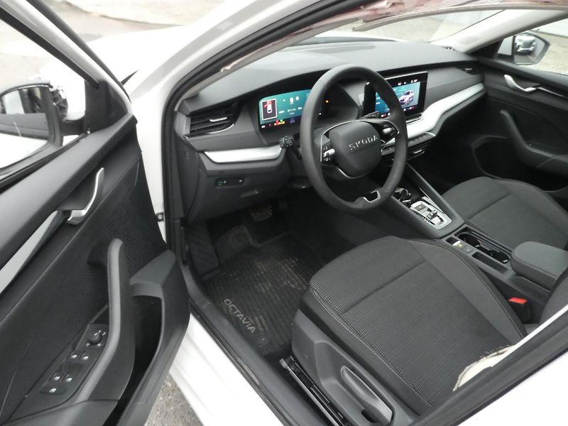 Škoda Octavia Kombi 2,0TDi 110kW automat  - fotka 9 z 15
