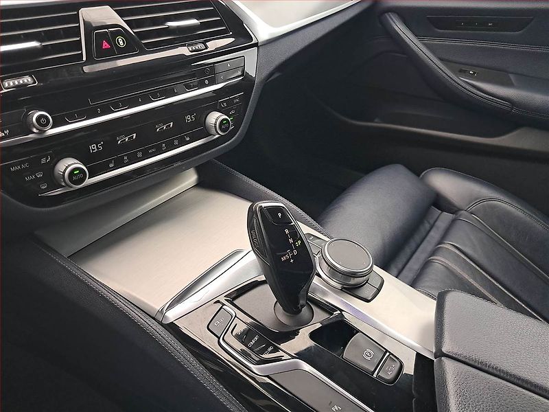 BMW Řada 5 (2018) M Sport 520d xDrive - fotka 15 z 17