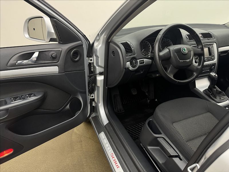 Škoda Octavia 2,0 103kW 4X4 SCOUT 2XKOLA ČR - fotka 23 z 33
