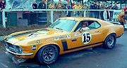 Parnelli Jones za volantem vozu Ford Mustang Boss 302.