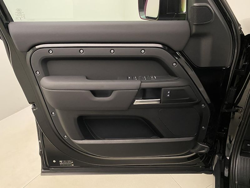 Land Rover Defender 110 D200 S AWD AUT CZ - fotka 7 z 46