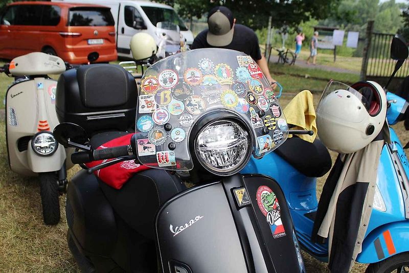 Sraz majitelů italských skútrů Vespa s názvem Vesparáda se v Lovosicích uskutečnil již popáté. Na snímku právě konvoj vyráží na spanilou jízdu.