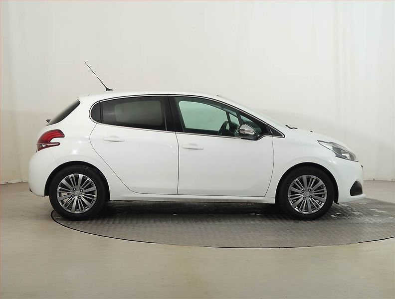 Peugeot 208 (2017) Allure 1.2 PureTech - fotka 6 z 15