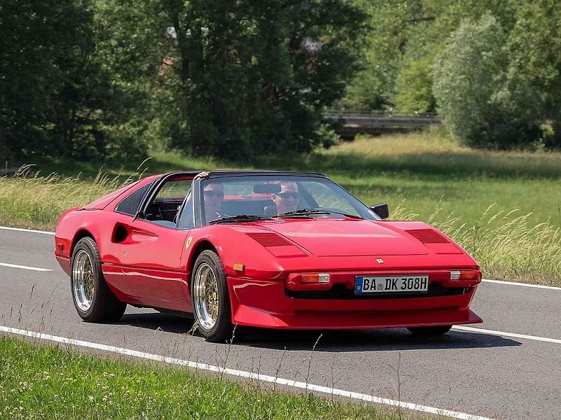 V právě znovu reprízované americkém seriálu Magnum si vedle hlavního hrdiny v podání Toma Sellecka zahrálo také červené Ferrari 308 GTS.