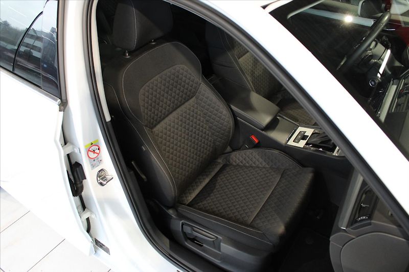 Škoda Superb TDi DSG Combi LED/DPH - fotka 21 z 27