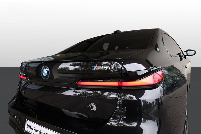 BMW i7 M70 - fotka 24 z 38