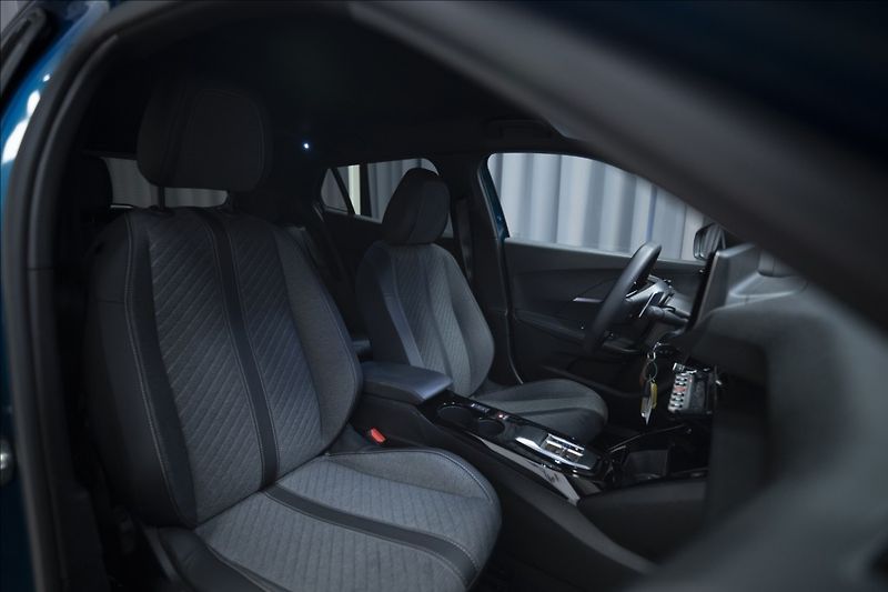 Peugeot 2008 1,2 HYBRID AT KAMERA 360° ČR - fotka 9 z 43