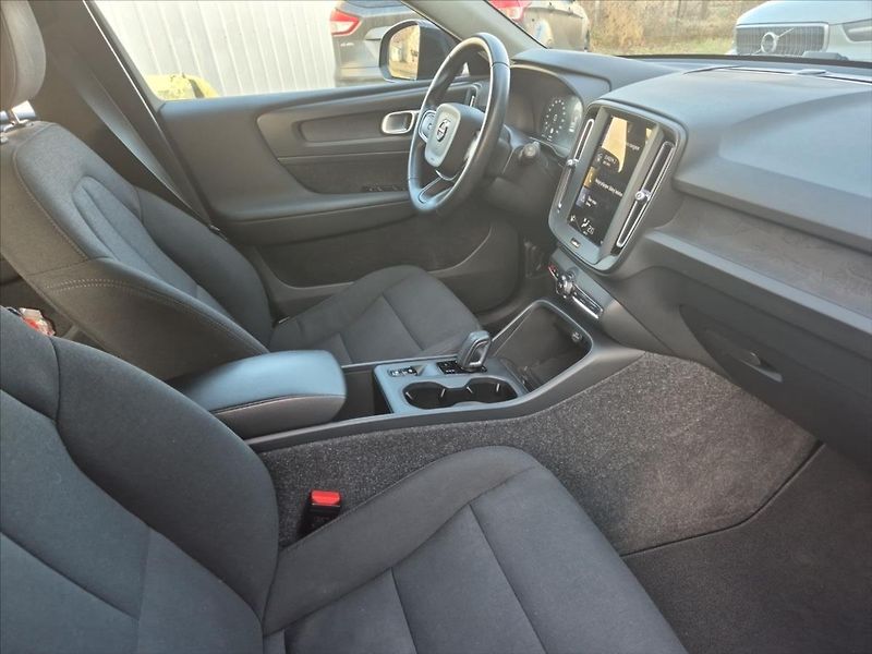 Volvo XC40 1,5 T3 FWD Momentum - fotka 12 z 17
