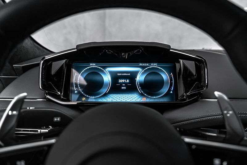 Aston Martin DB12 CZ, xenon grey, black pack - fotka 23 z 25
