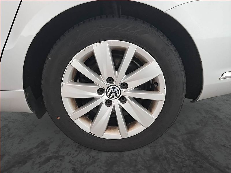 Volkswagen Passat (2013) 2.0 TDI, Automat, Navi - fotka 15 z 16