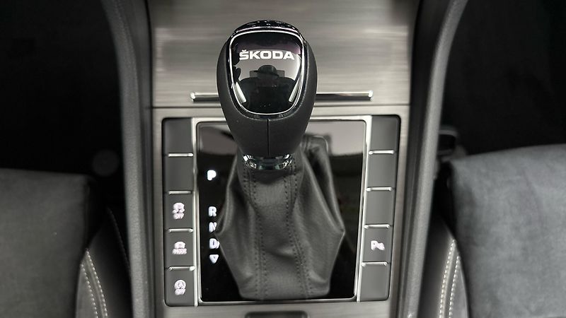 Škoda Superb 2.0 TDI DSG Style Combi - fotka 24 z 28