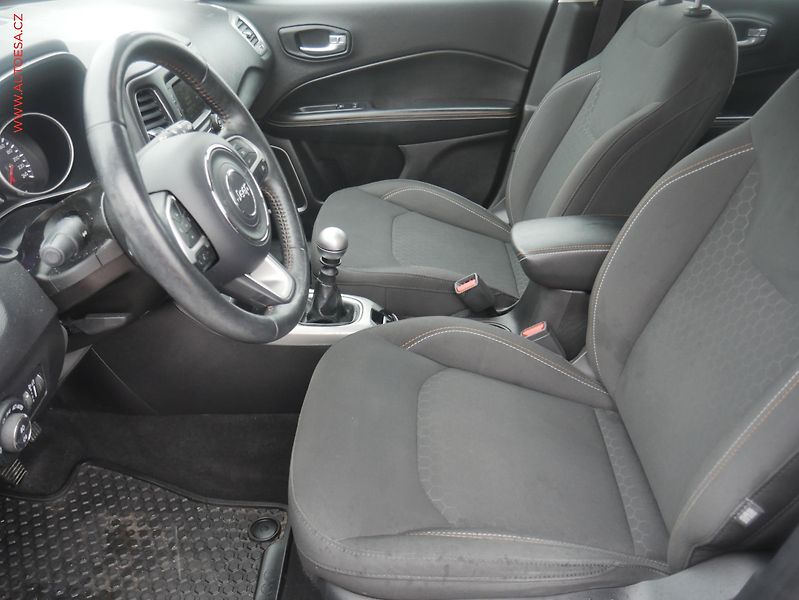 Jeep Compass (2018) 1.6 M-Jet, ČR, Longitude - fotka 9 z 21