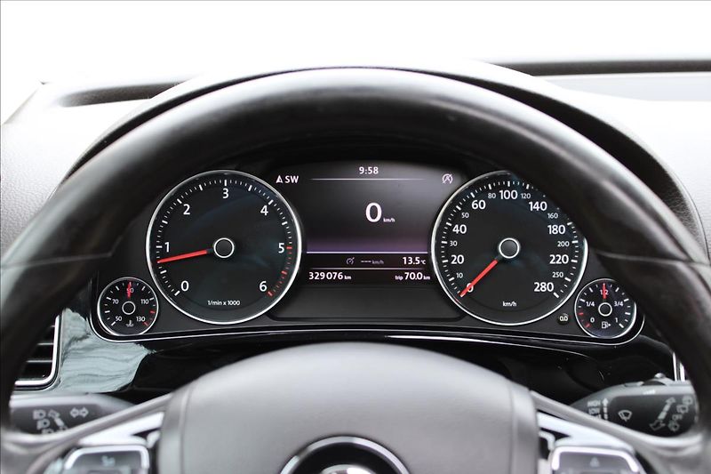Volkswagen Touareg 3.0 TDI V6/PANOR/TAŽNÉ/NEZ.TOP - fotka 17 z 39