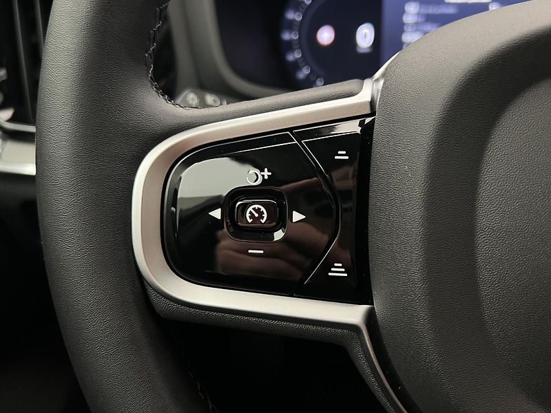 Volvo V60 B4 PLUS DARK PANORAMA - fotka 32 z 49
