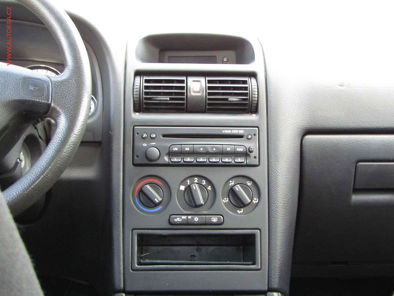Opel Astra (2002) 1.6i, AC - fotka 11 z 14