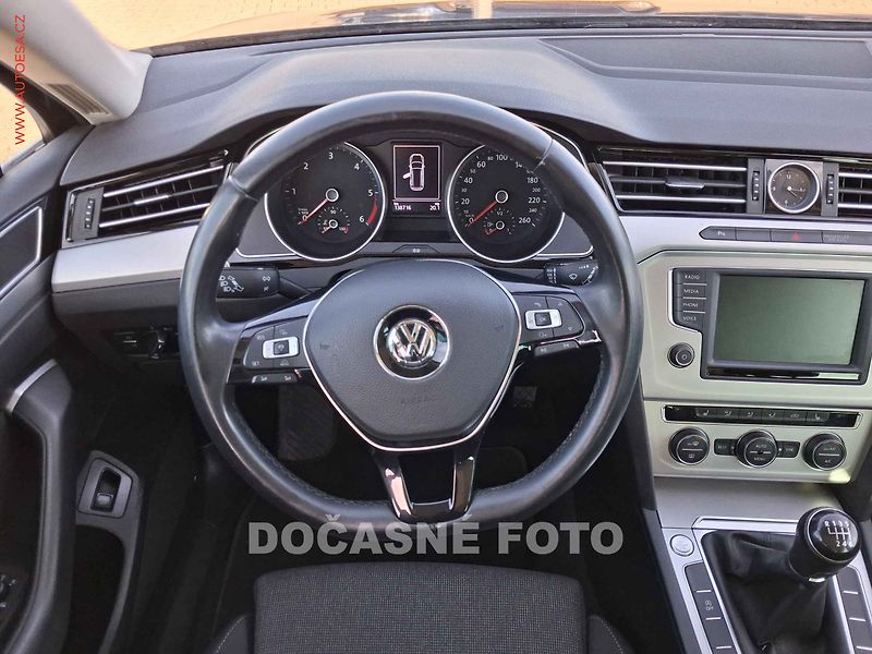 Volkswagen Passat (2015) 2.0 TDi, Comfortline, navi - fotka 11 z 18