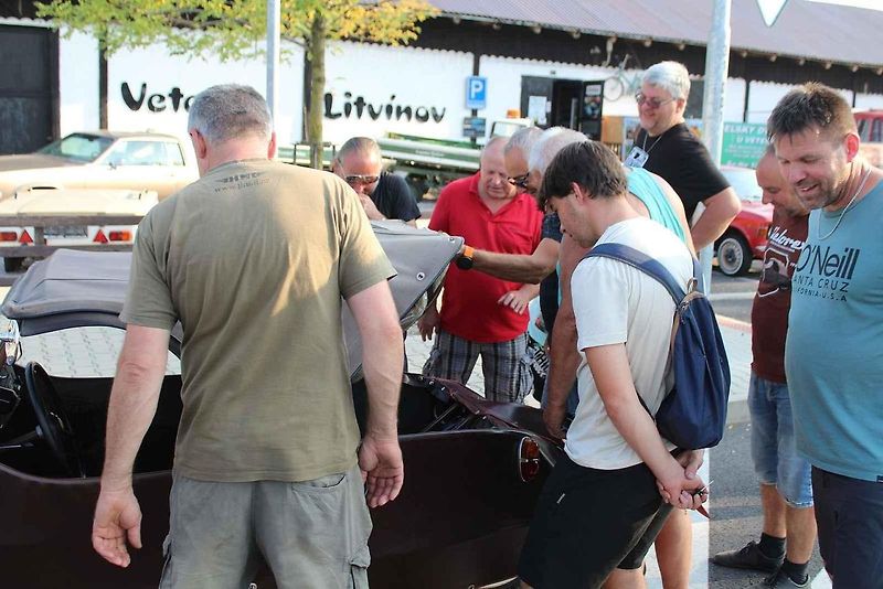 V retro auto muzeu Veteráni Litvínov měli ve středu zastávkou účastníci Velorex čundru 2024 na svém putování po severních Čechách. S nejstarším Velorexem z roku 1962 jede Petr Žůrek ze Světlé nad Sázavou.