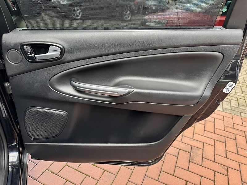 Ford S-MAX (2014) 2.0TDCi Titanium Navi Pano - fotka 19 z 46