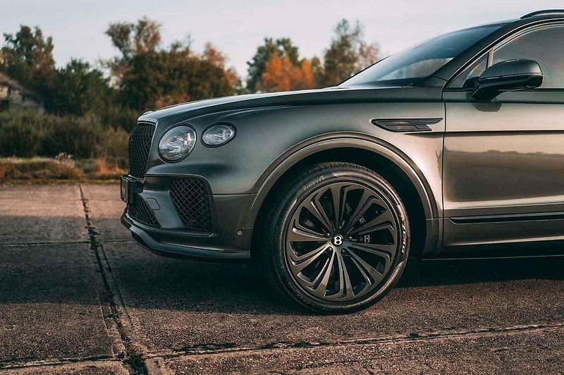 Auta se představila v novém showroomu Bentley v Praze.