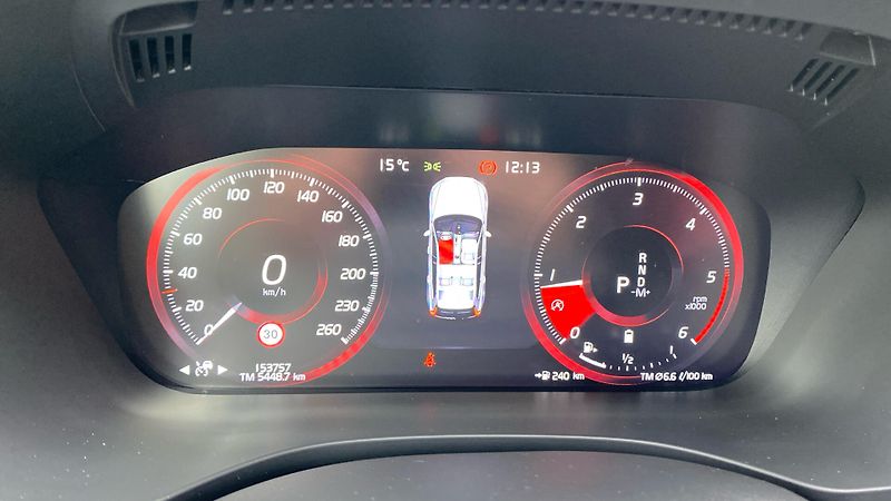 Volvo XC60 R-DESIGN, B4 AWD, 145+10 kW / - fotka 14 z 30