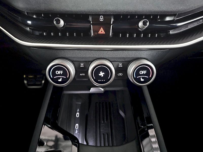 Škoda Superb (2025) 2.0TDi 142kW 4x4 SPORTLINE WEB - fotka 27 z 30