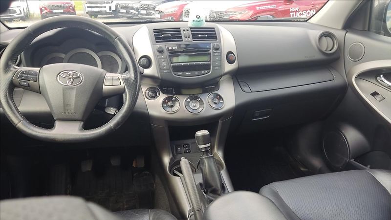 Toyota RAV4 2,2 D-4D 4x4 SOL PREMIUM - fotka 12 z 22
