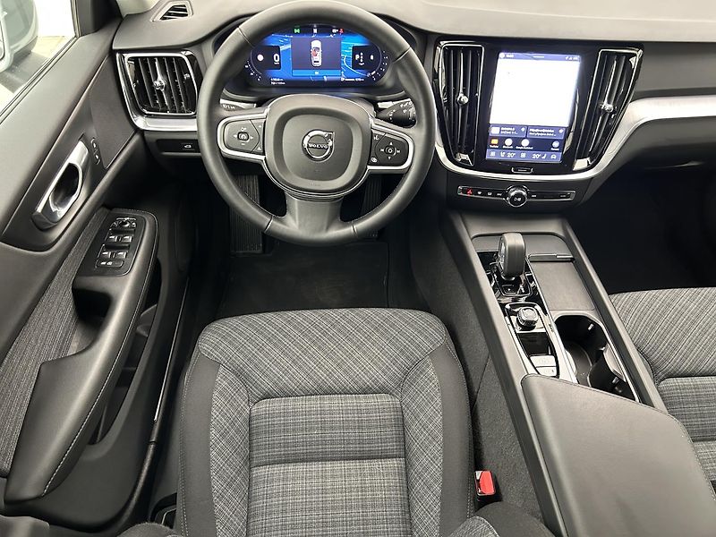 Volvo V60 2.0 B4 Core - fotka 15 z 29