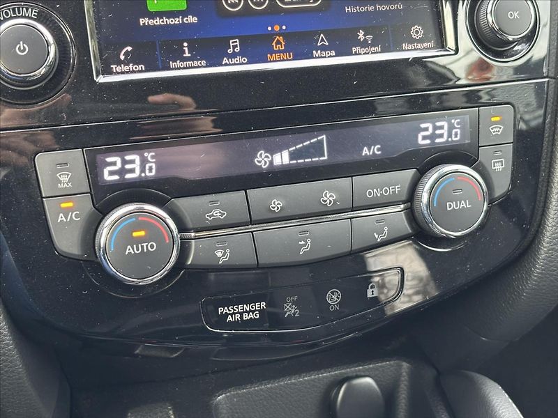 Nissan Qashqai 1,3 DIG-T Tekna PANORAMA TAŽNÉ - fotka 24 z 49