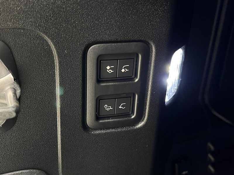 Land Rover Defender 110 D250 X-DYNAMIC SE AWD AUT  - fotka 45 z 45