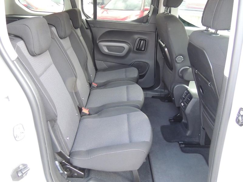 Toyota ProAce City Verso (2023) 1.2T,81kw,Family,7míst,1maj.ČR - fotka 55 z 76