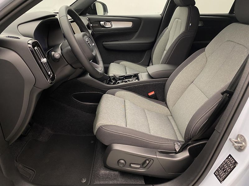 Volvo XC40 (2025) B3 AUT DARK PLUS - fotka 3 z 64