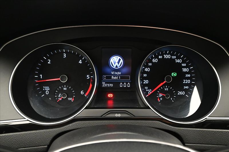 Volkswagen Passat 2,0 TDI 140kW DSG Alltrack 4Mo - fotka 16 z 32