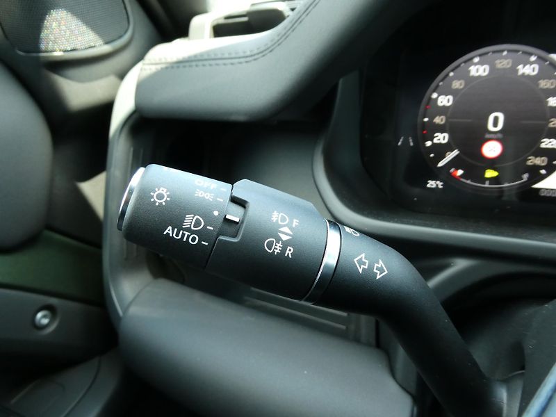 Land Rover Defender (2026) 110 3,0 X-Dynamic SE D250 - fotka 19 z 31