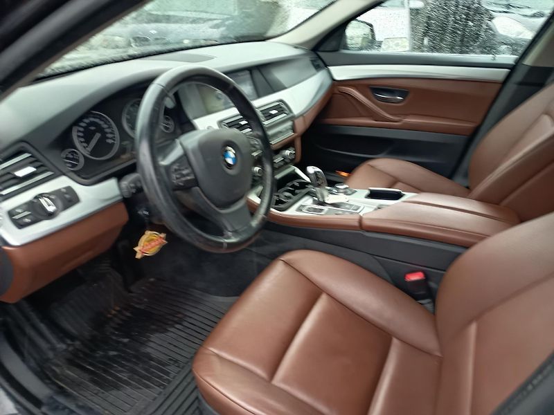BMW Řada 5 (2011) 535i xDrive - fotka 34 z 50