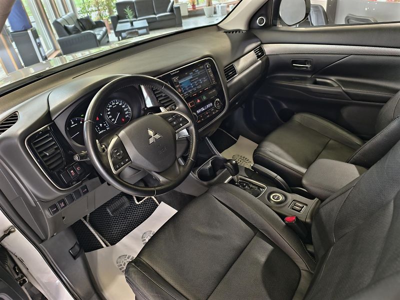 Mitsubishi Outlander 2.2 DI-D 4x4, 7MÍST, INSTYLE - fotka 7 z 24