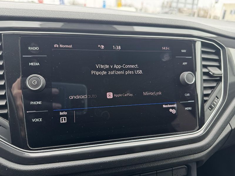 Volkswagen T-Roc (2020) 1.5 TSI DSG - fotka 13 z 22