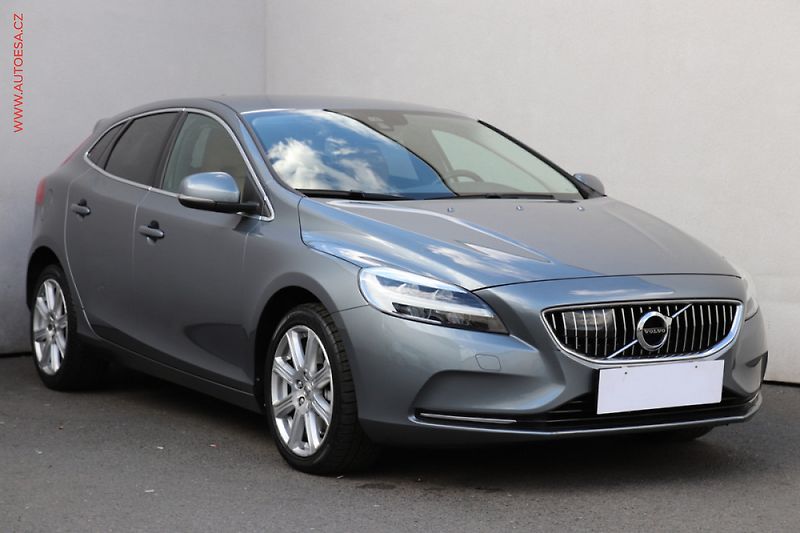 Volvo V40 (2018) 2.0 D2, navi - fotka 1 z 3