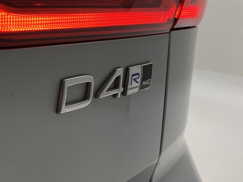 Volvo XC60 D4 AWD R-DESIGN AUT - fotka 33 z 44