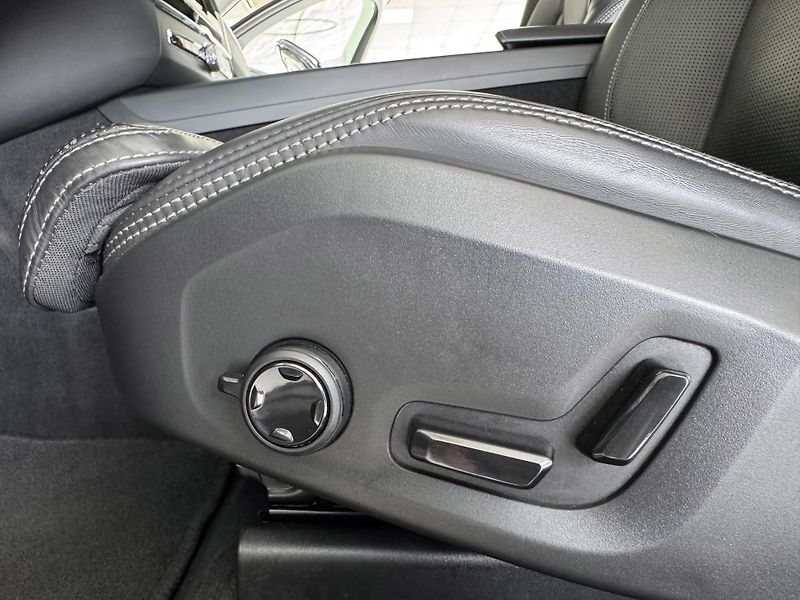 Volvo XC60 T6 AWD*Recharge*Odvětr.Sedadla - fotka 31 z 35